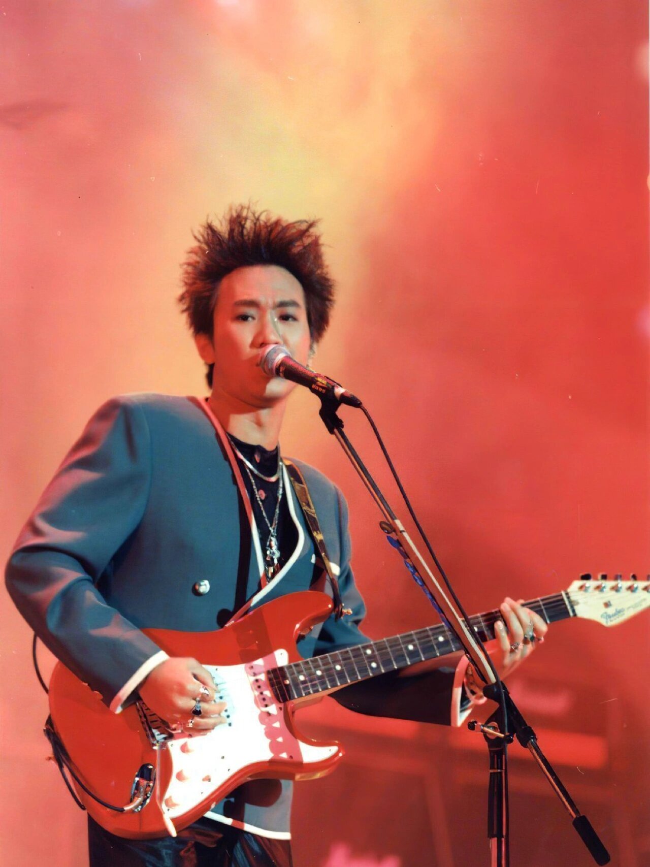 beyond黄家驹用的吉他fender strat