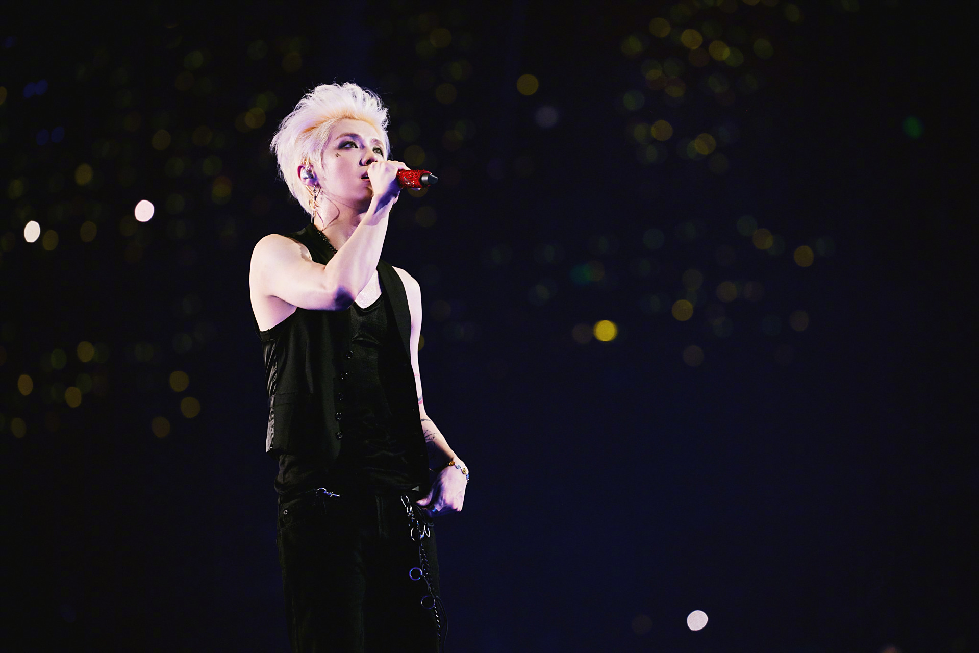 鹿晗演唱会收官场 鹿晗@鹿晗 2023πday巡回演唱会收官场在武汉开启!