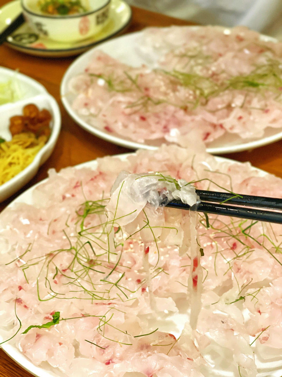 多远都要来92这家横县鱼生超正宗值92一 友仔带来吃的横县鱼生