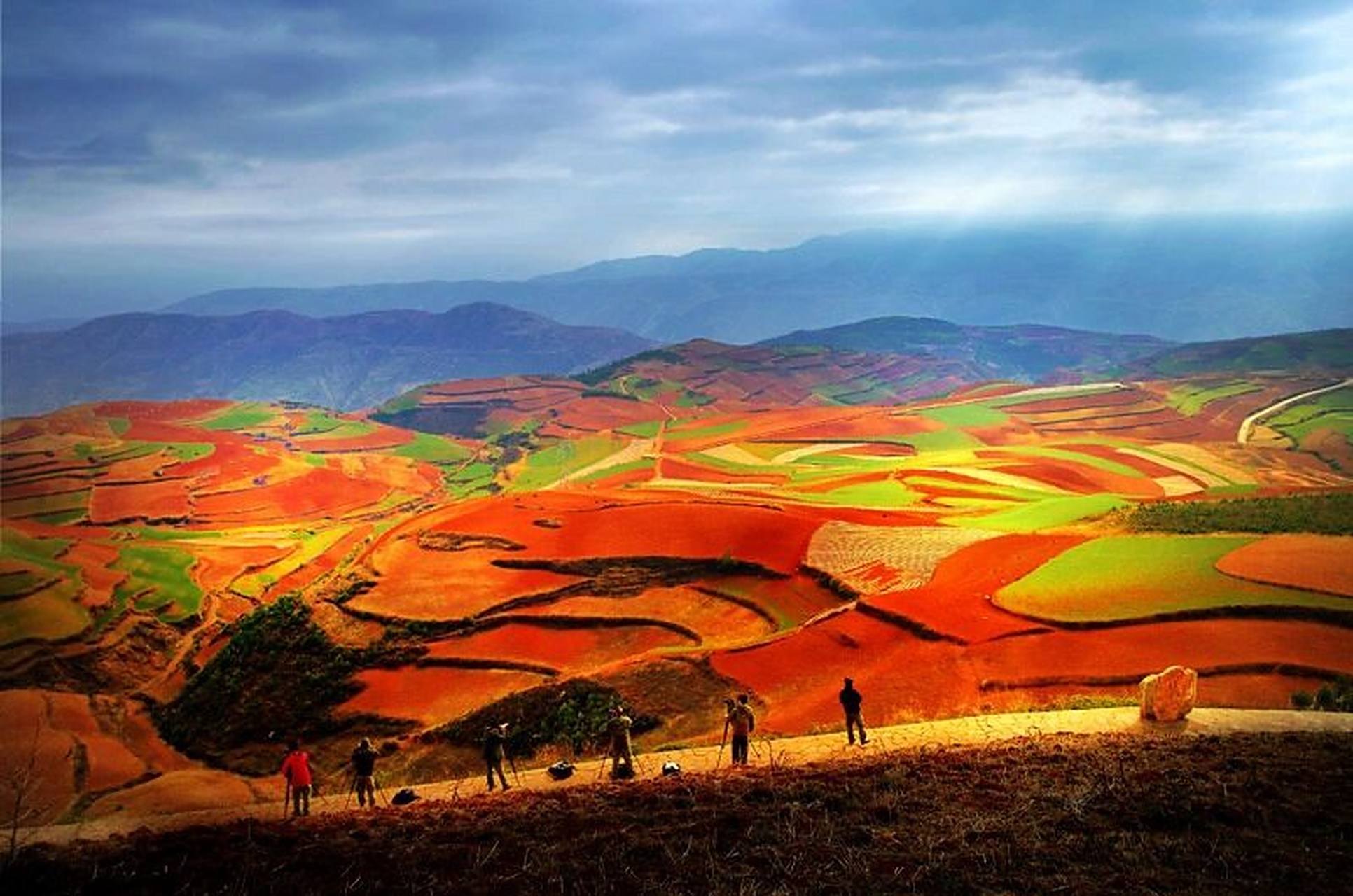 东川红土地属昆明市东川区管辖下的新田乡,从昆明到达景点中心行程约