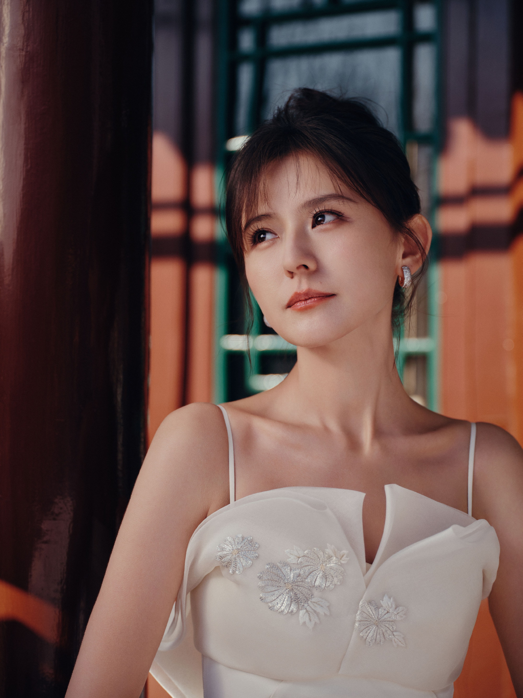 热依扎一抹纯白,氤氲温柔