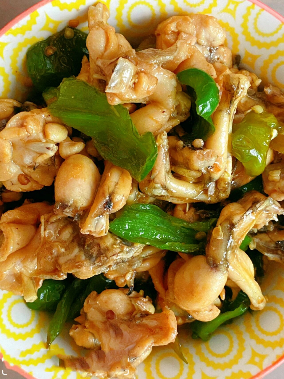 洋葱厨房|青椒爆炒牛蛙(简单美味) 青椒爆炒牛蛙 食材:牛蛙,青椒,生姜