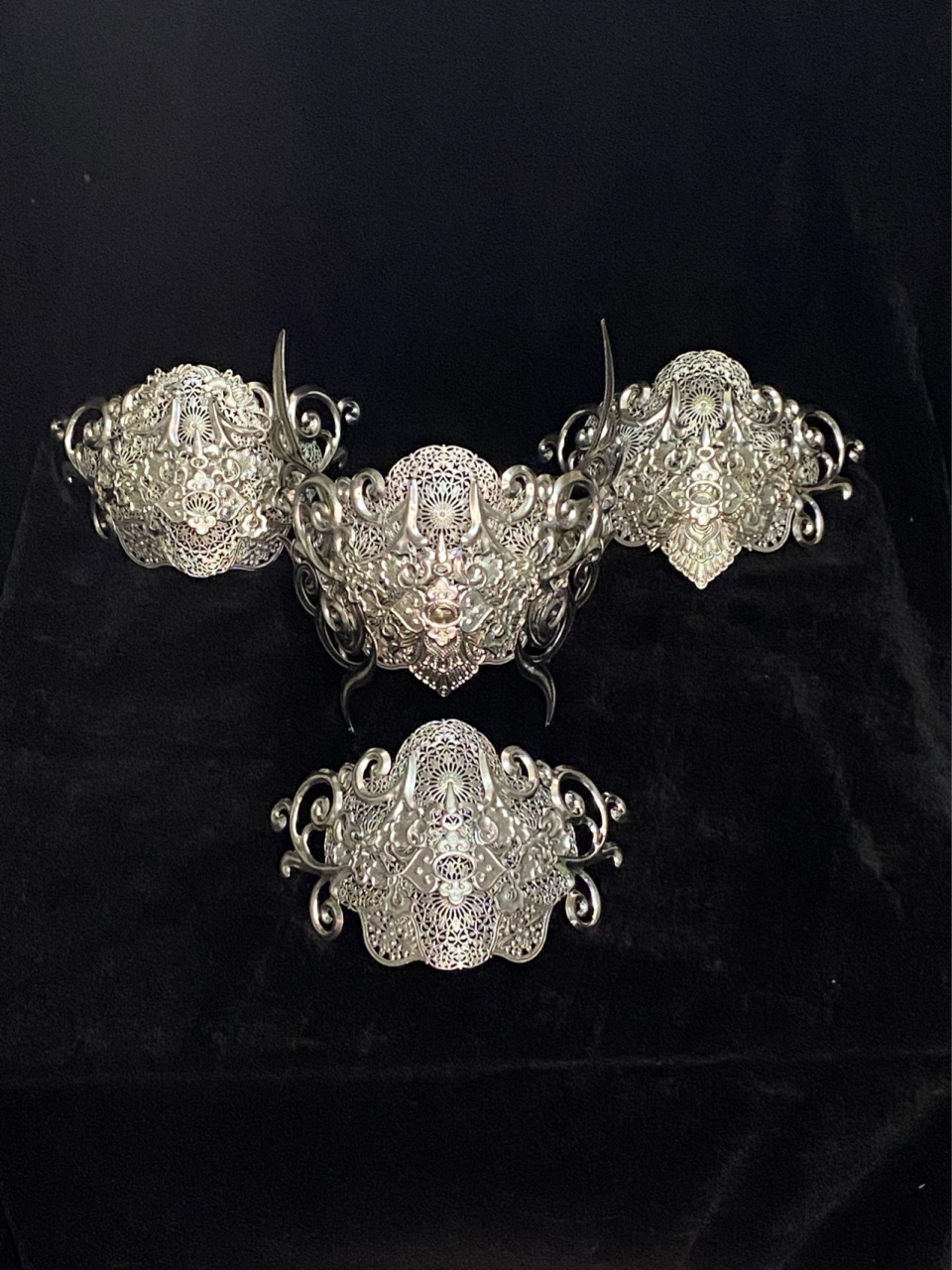 汉服面具 最近新设计了一款面饰 名字叫饕餮 	 既可以当头冠又可以当