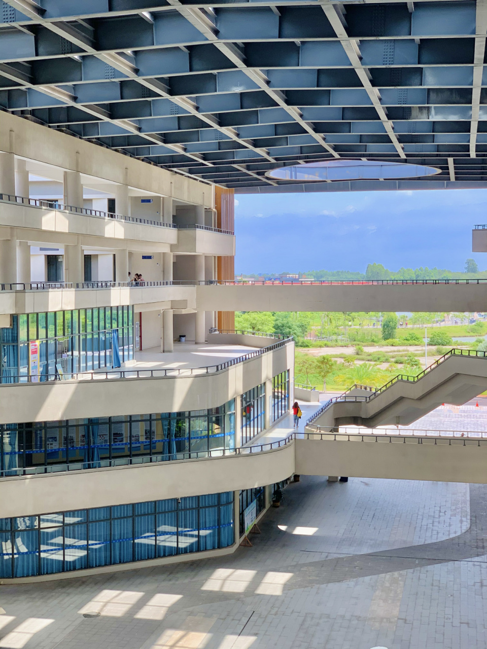 广东石油化工学院93 西城校区偏是偏了点,建筑真的好看～ 晚霞也很