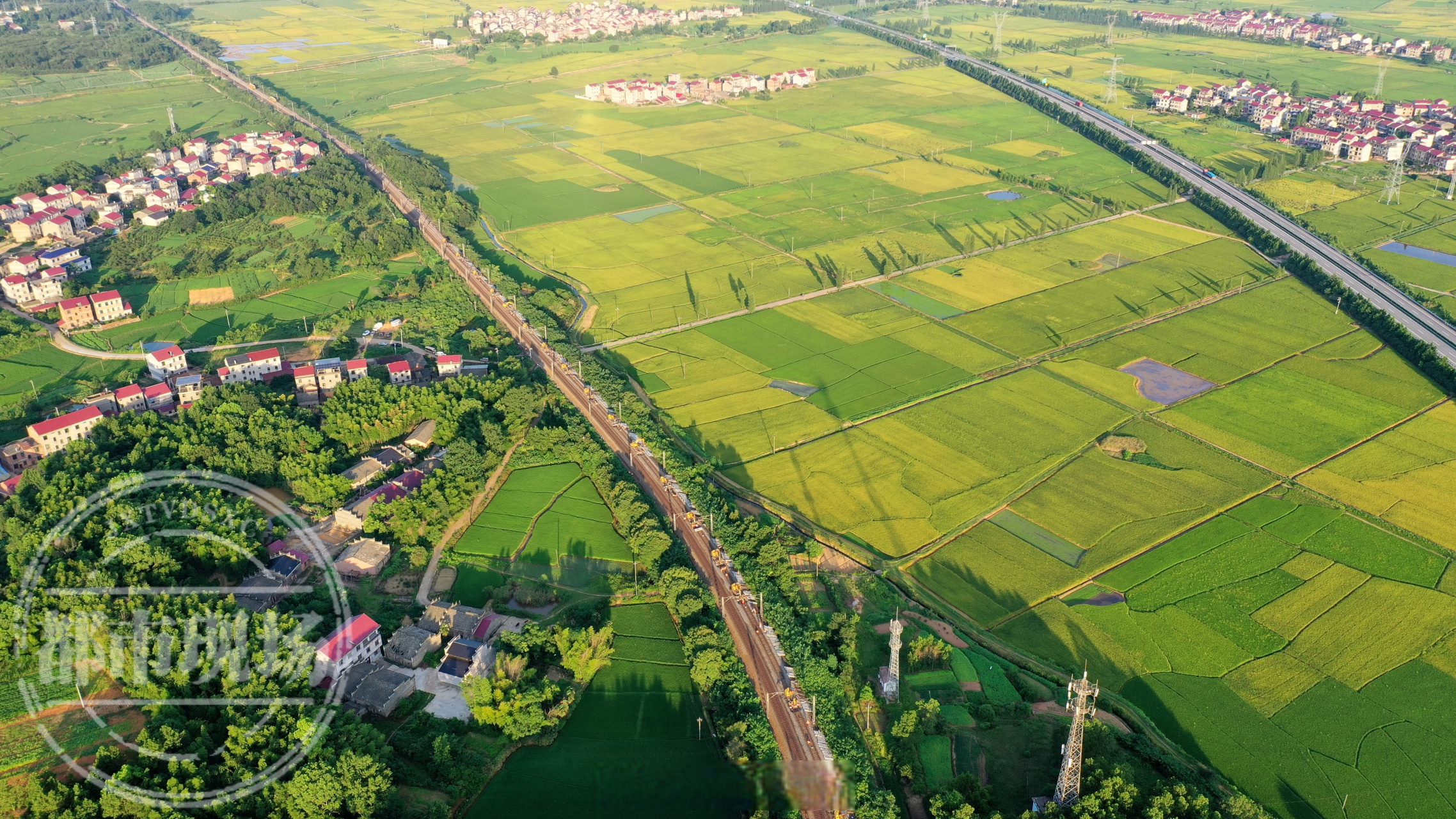 近日,在京九铁路江西段,25000余根轨枕正待"上新".