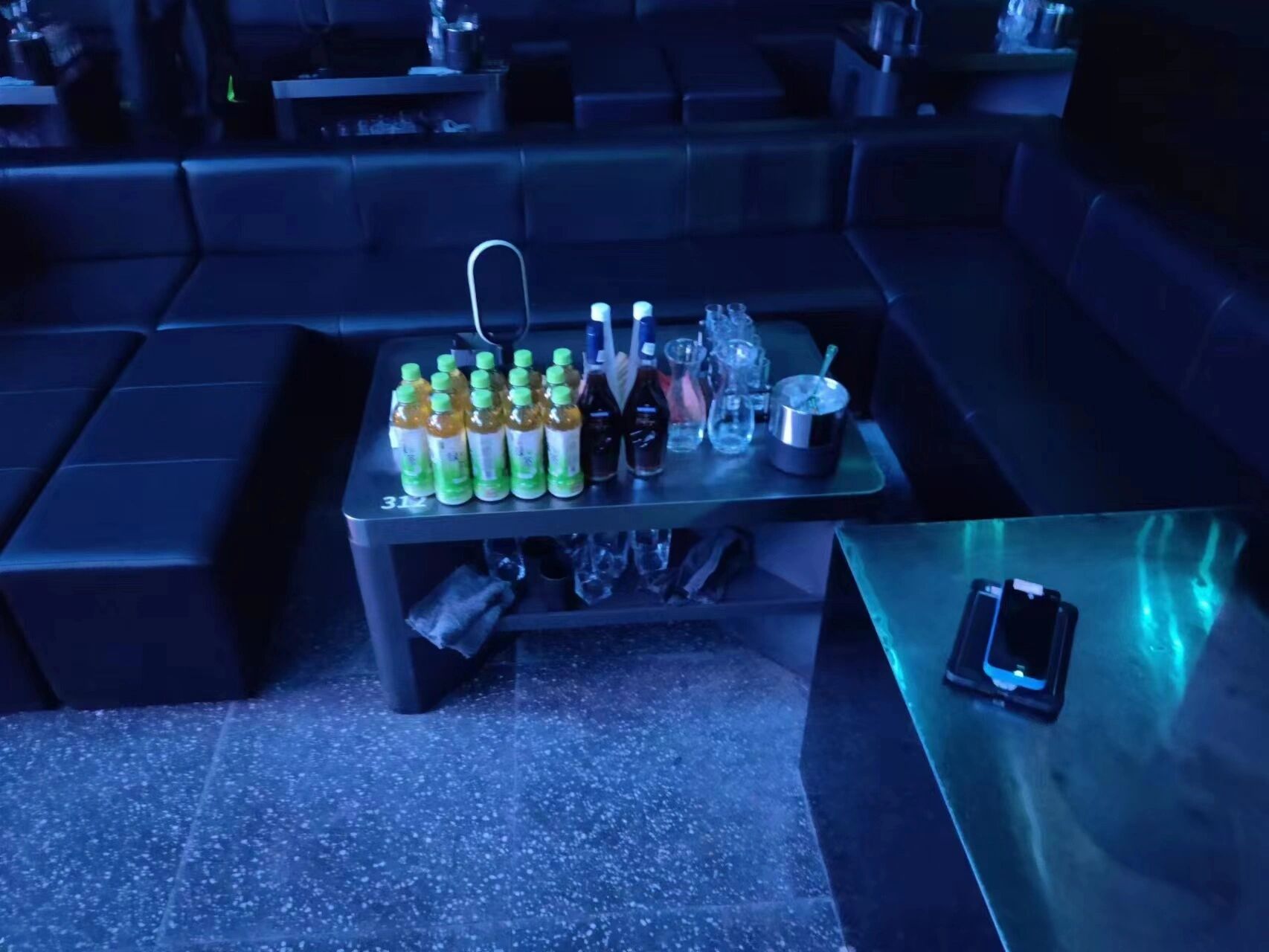 散台,卡座区别新手必看 散台现在酒吧主打派对场基本不存在什么散台越