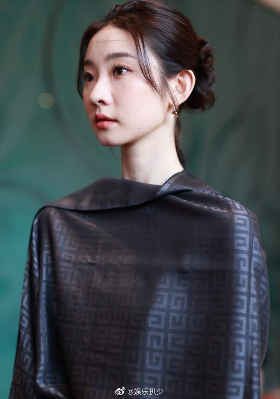 张艺凡上海电影节上班路透,张艺凡身材确实不错,但是脸在娱乐圈也就算