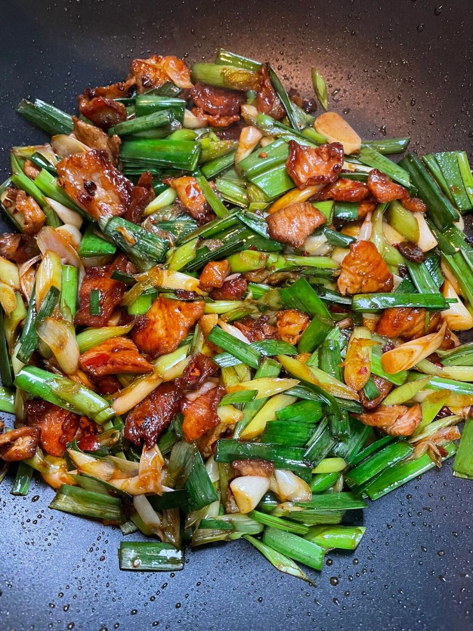 把蒜苗切出来,蒜苗头头记得斜刀切,能更入味 三.放油,然后把