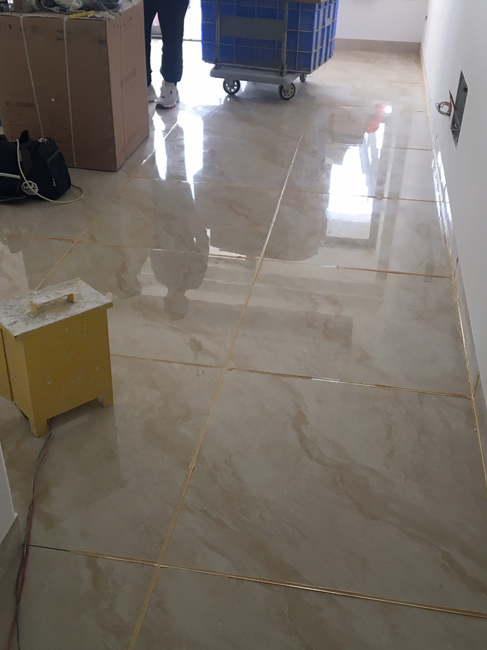 米黄色瓷砖终于要上美缝剂了 由于疫情原因,工期拖了好久好久～今天