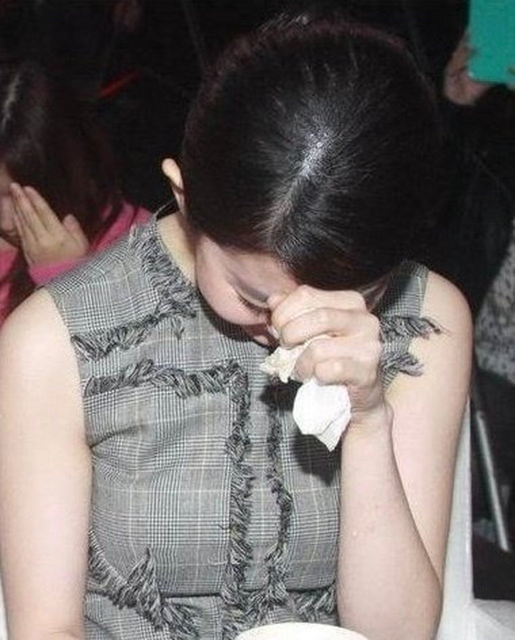 刘亦菲皮裤和地上好多不明白色液体