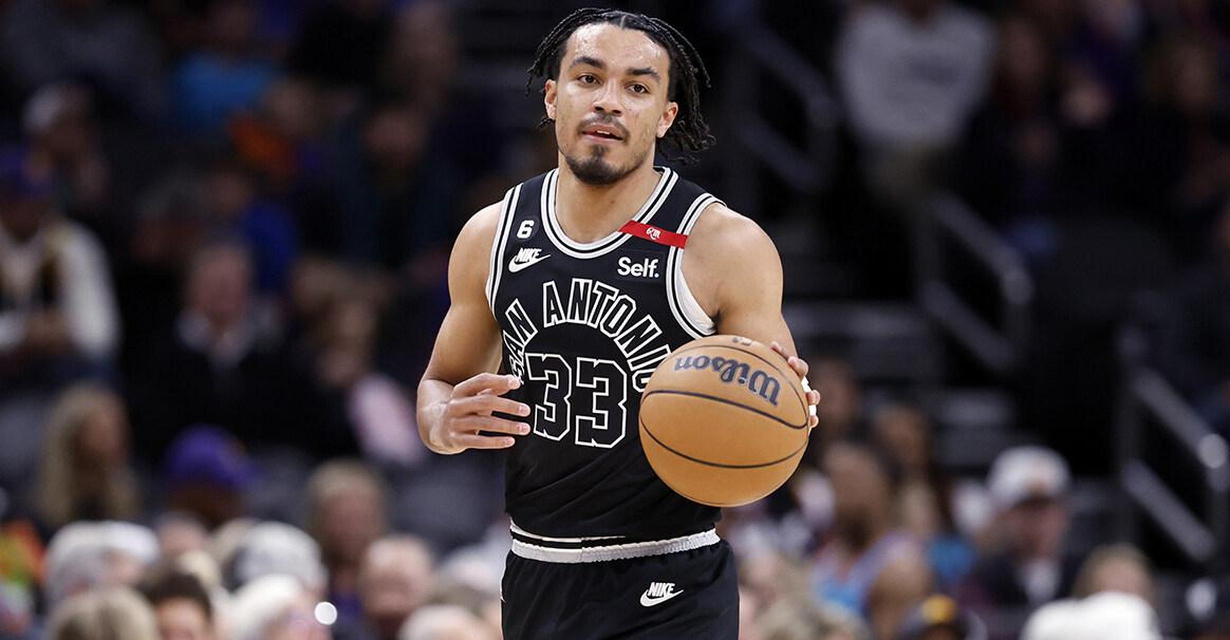 夏日生活打卡季官宣:马刺以两年2000万续约特雷-琼斯  北京时间7月19