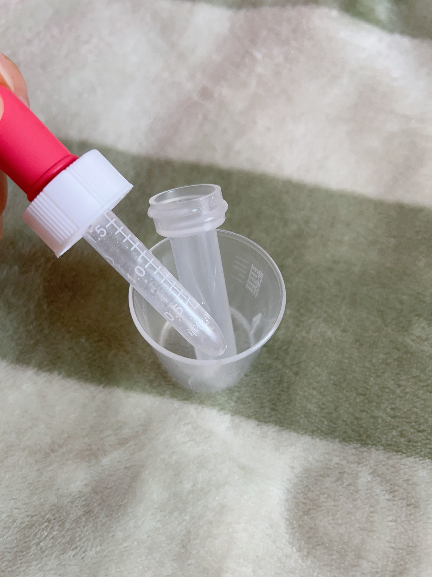 刚才看到有宝妈说滴管吸不上来 泰诺林配的这个滴管,喂药很方便,但是