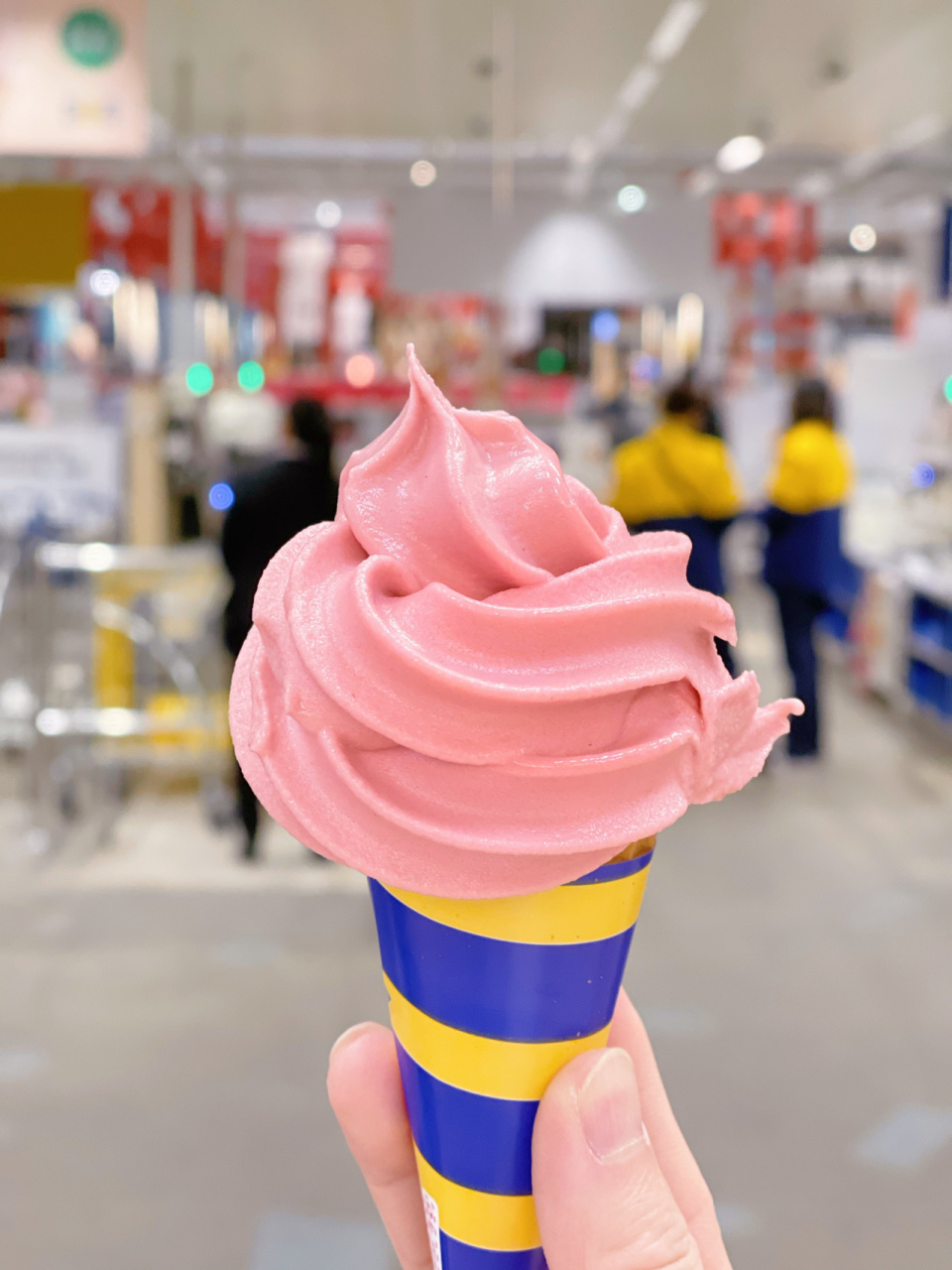 逛宜家发现这个粉色小可爱90 91草莓雪芭90 以前总吃原味的甜筒