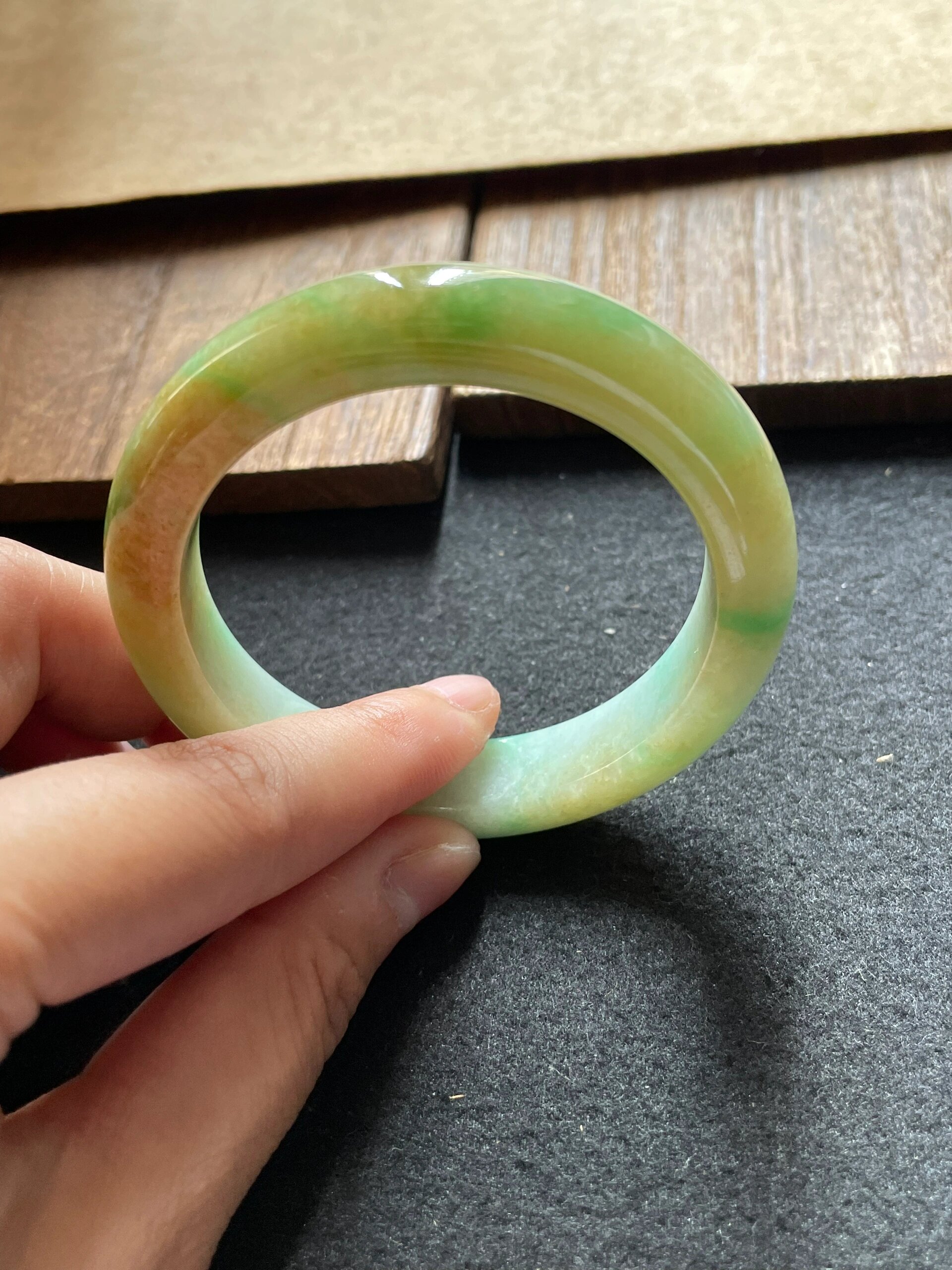 翡翠黄加绿手镯2800米 52圈口