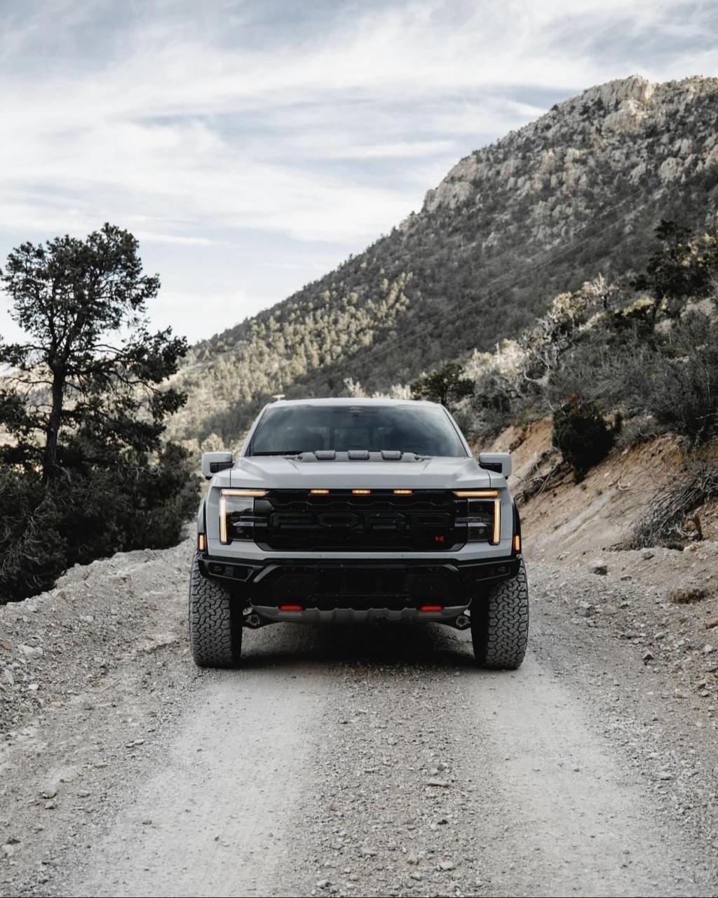 24款猛禽r.虽然说买黑色的多,但是我真喜欢这个雪崩灰的颜色