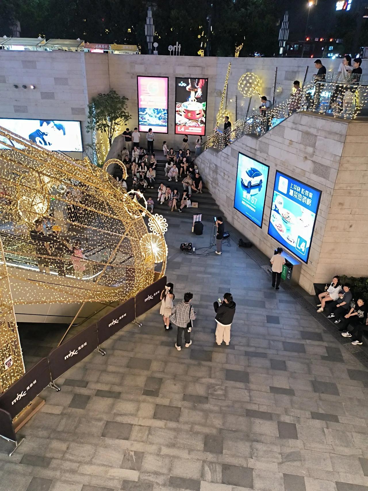 一切都显得那么的静怡,那么温馨,有静静的坐着看着