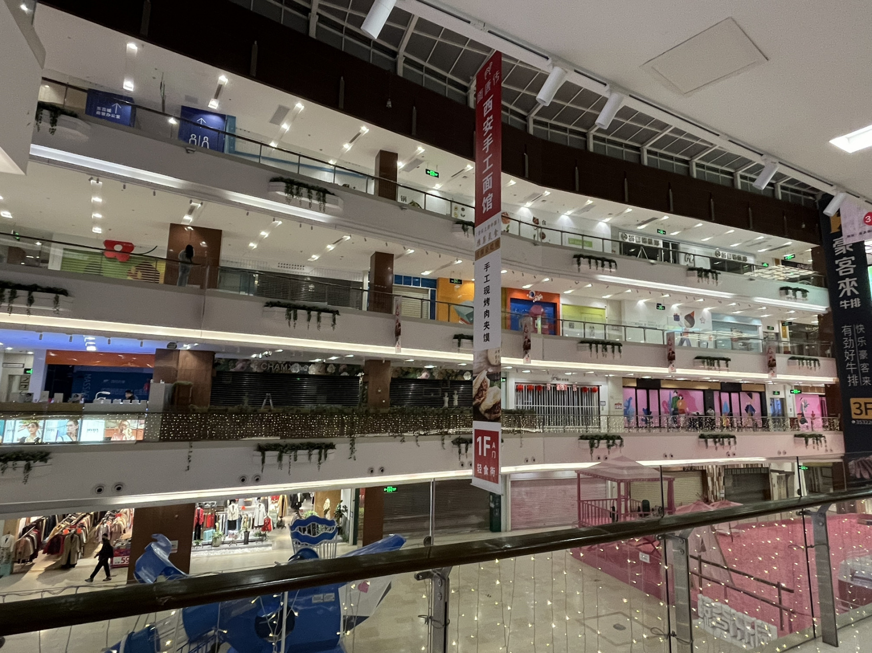 厦门的蔡塘广场咋了 整个商场的店几乎全关门 每一层都是 外面的店也