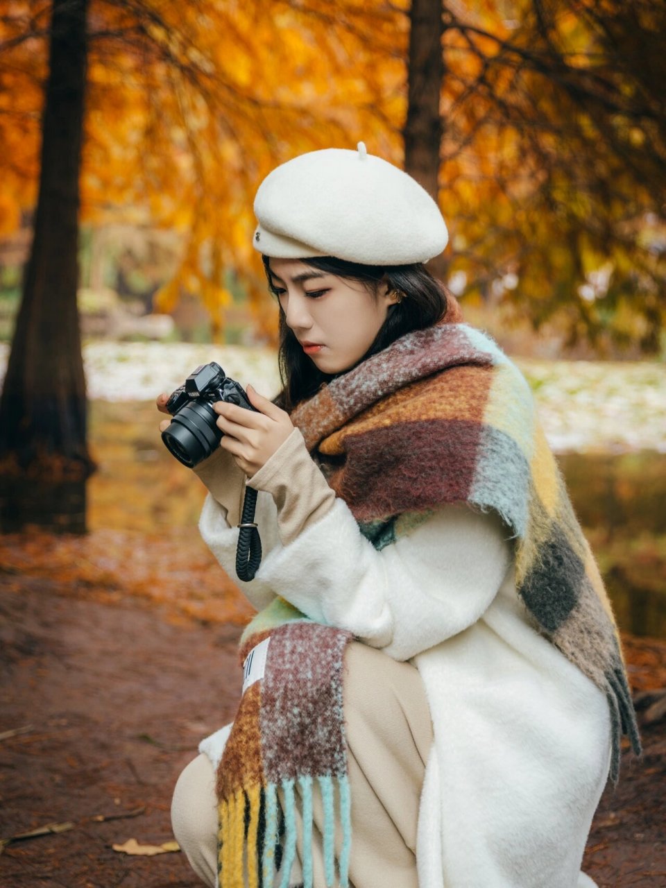 07有手就能学会的5个拍照姿势 16615拿着相机假装拍照 266