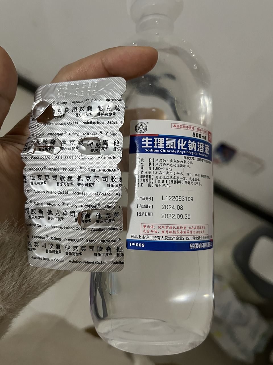 口腔扁平苔藓看过来,   100ml氯化钠注射液加入一颗他克莫司胶囊,每天