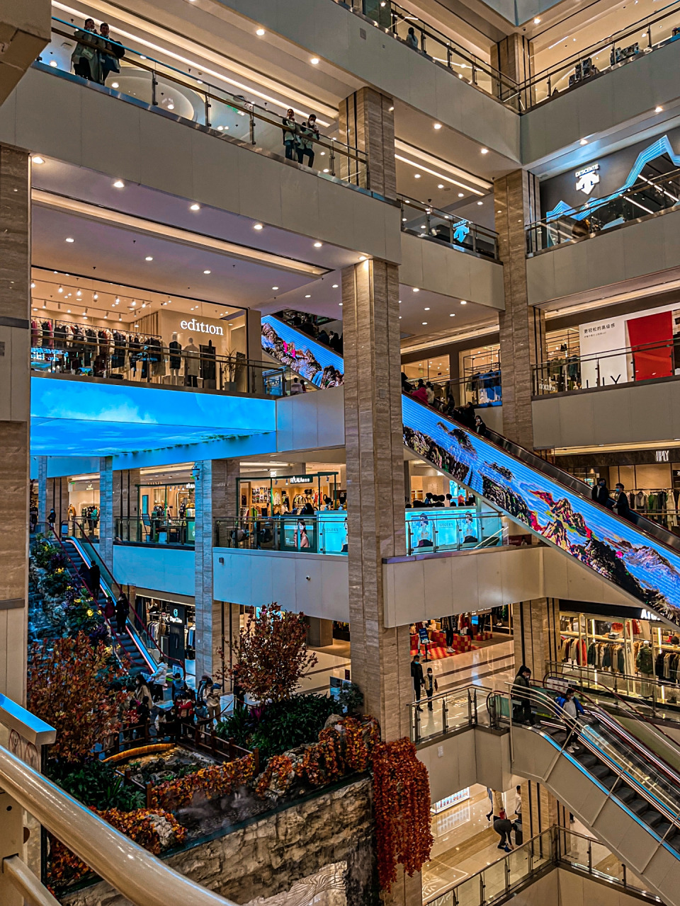 来西安,怎么能不逛赛格国际购物中心7515 赛格国际购物中心是很多