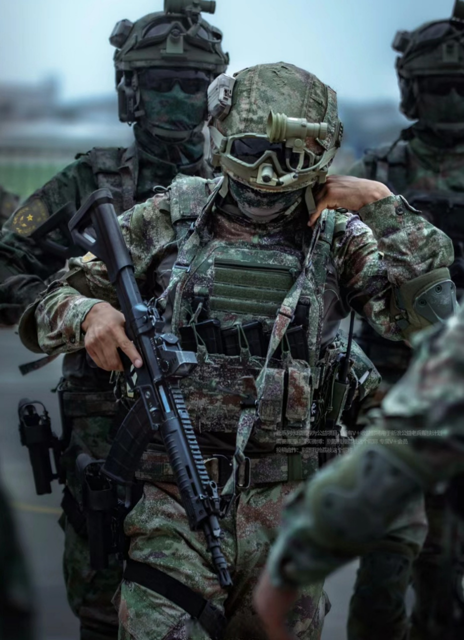 这三张照片把中国军人现代化单兵装备发展的进步展露无遗,手里的192