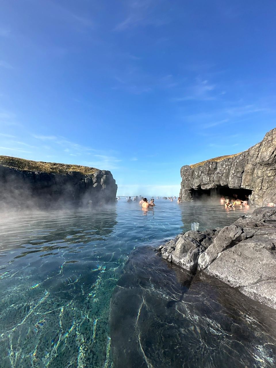 冰岛泡温泉真的无敌! 离雷市很近的天然火山岩温泉,泡完很舒服!
