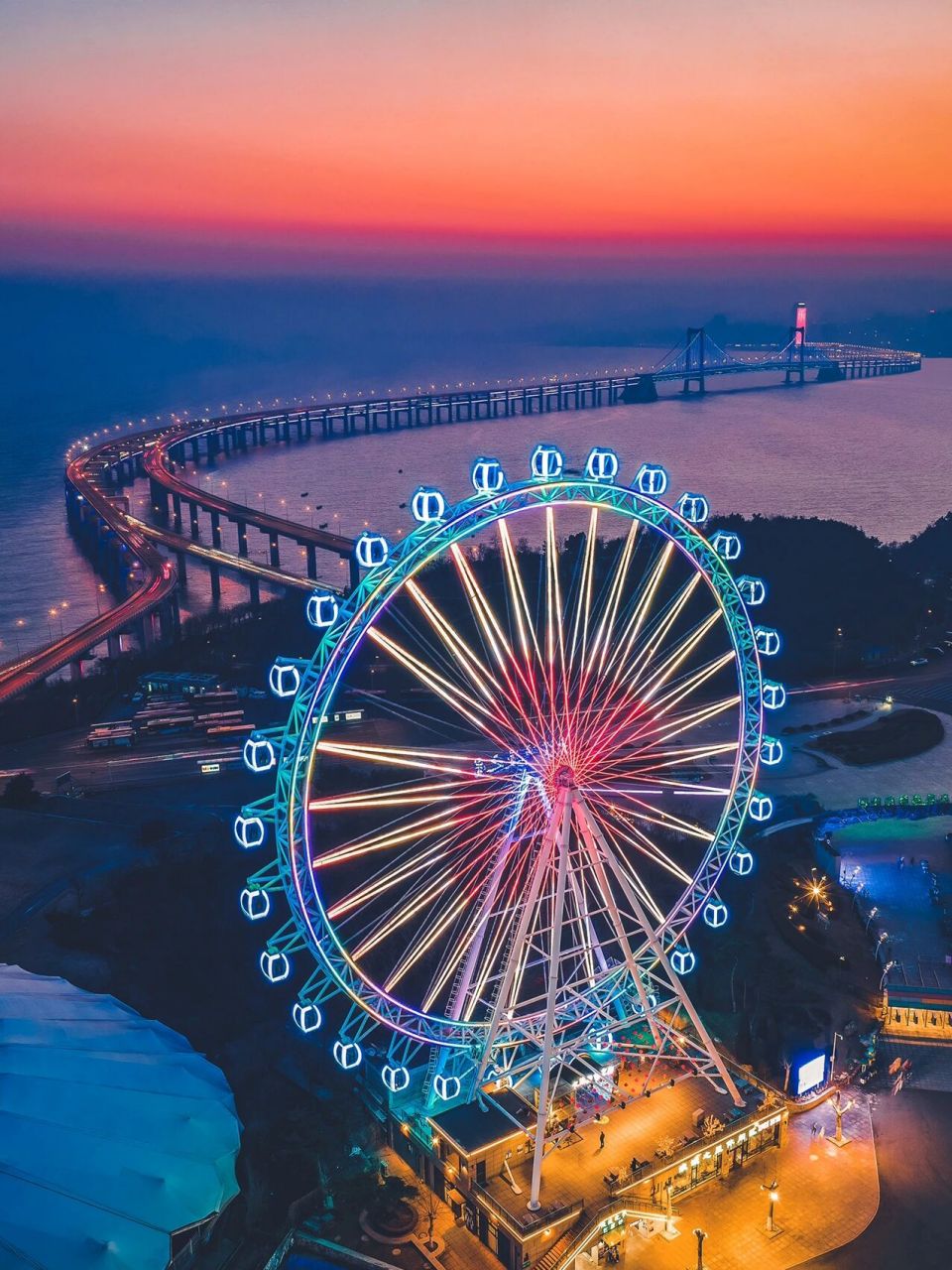 大连海湾边的摩天轮 大连浪漫之星,摩天轮小镇,可以在大连动物园起飞