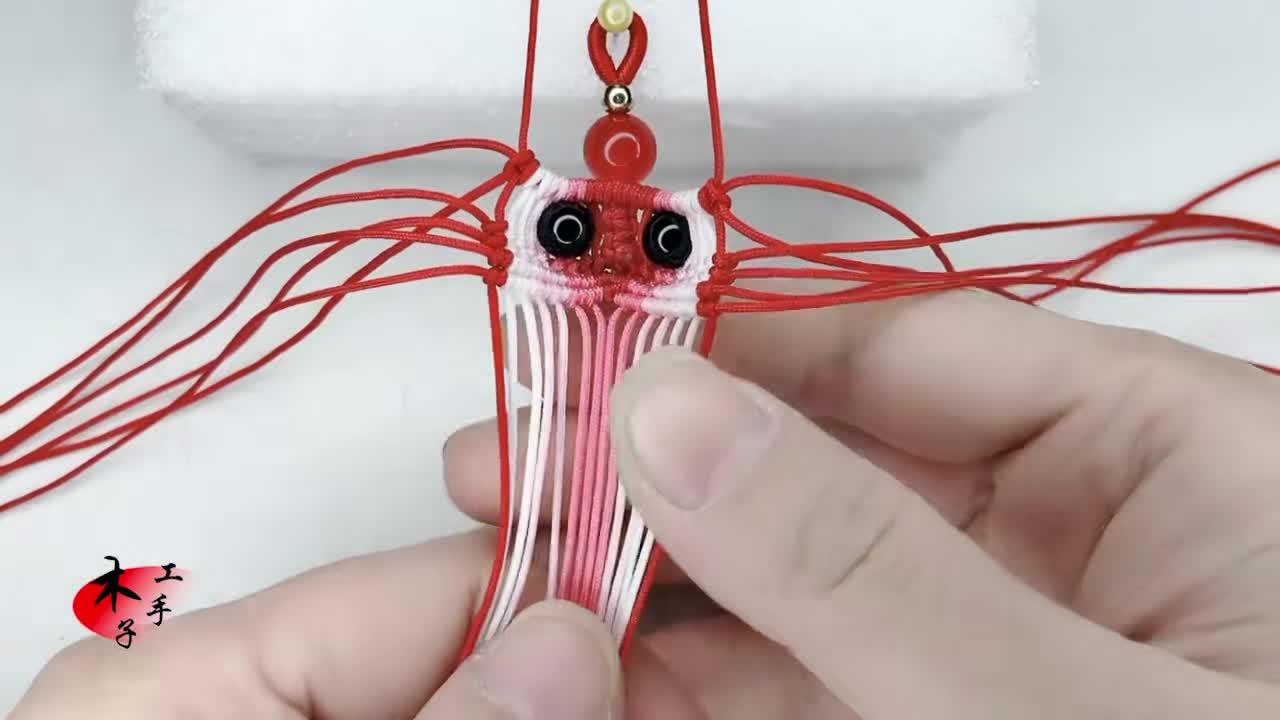 手工红绳编织小金鱼挂件视频教程第二集编背部熟悉反斜卷结