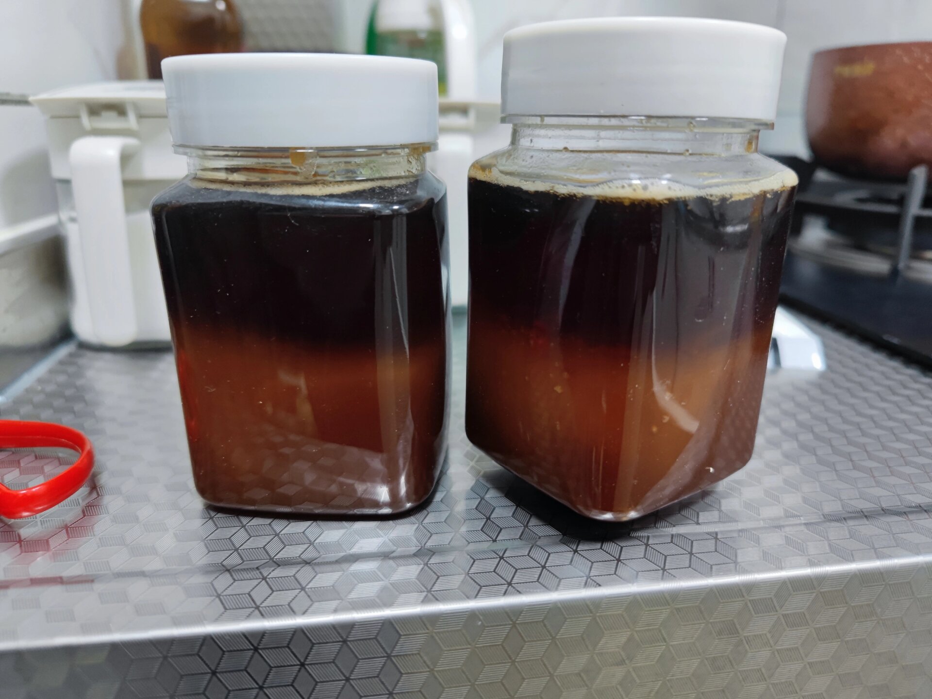 放置多年的蜂蜜黑了还能吃么(蜂蜜放多年了呈黑色还能吃吗)