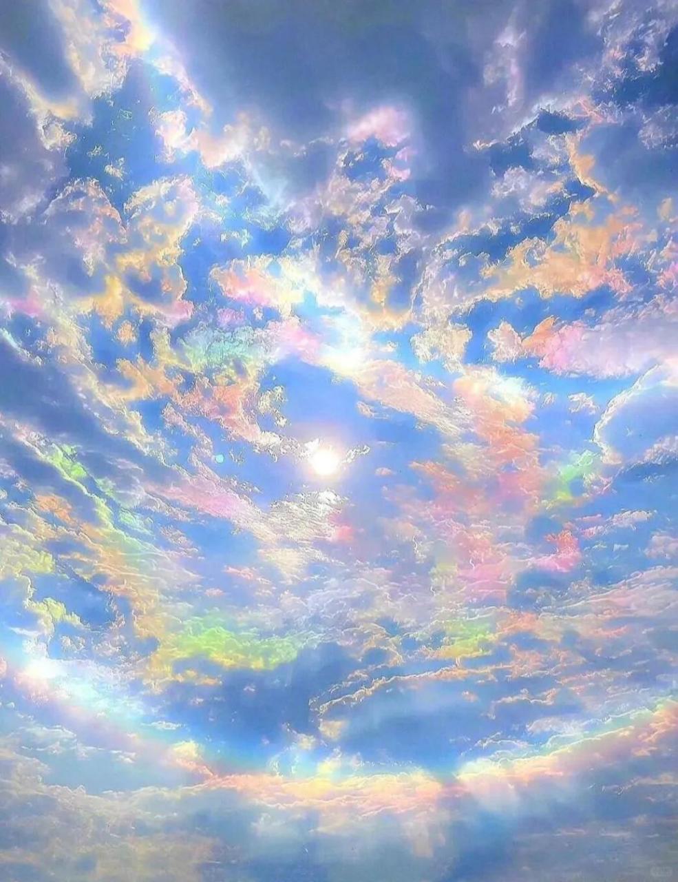 美图欣赏——七彩祥云 在蓝色的天空中,一朵朵七彩祥云像是绽放的花朵