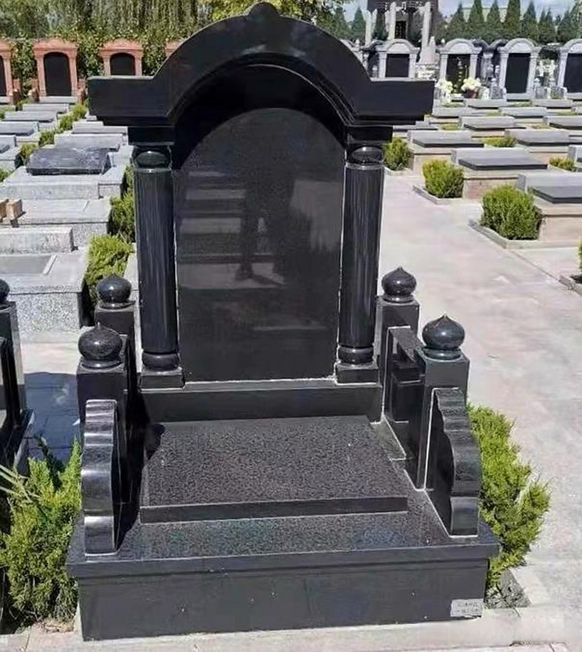 中国黑墓碑石材价格 中国黑墓碑石材是一种常见的墓地石材,它的价格因