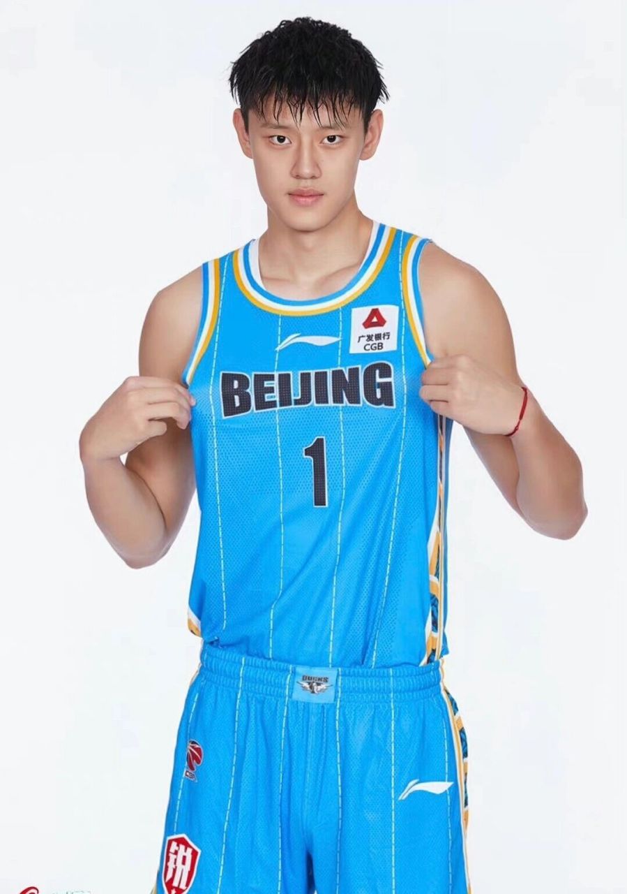 曾凡博新赛季定妆照,帅气!