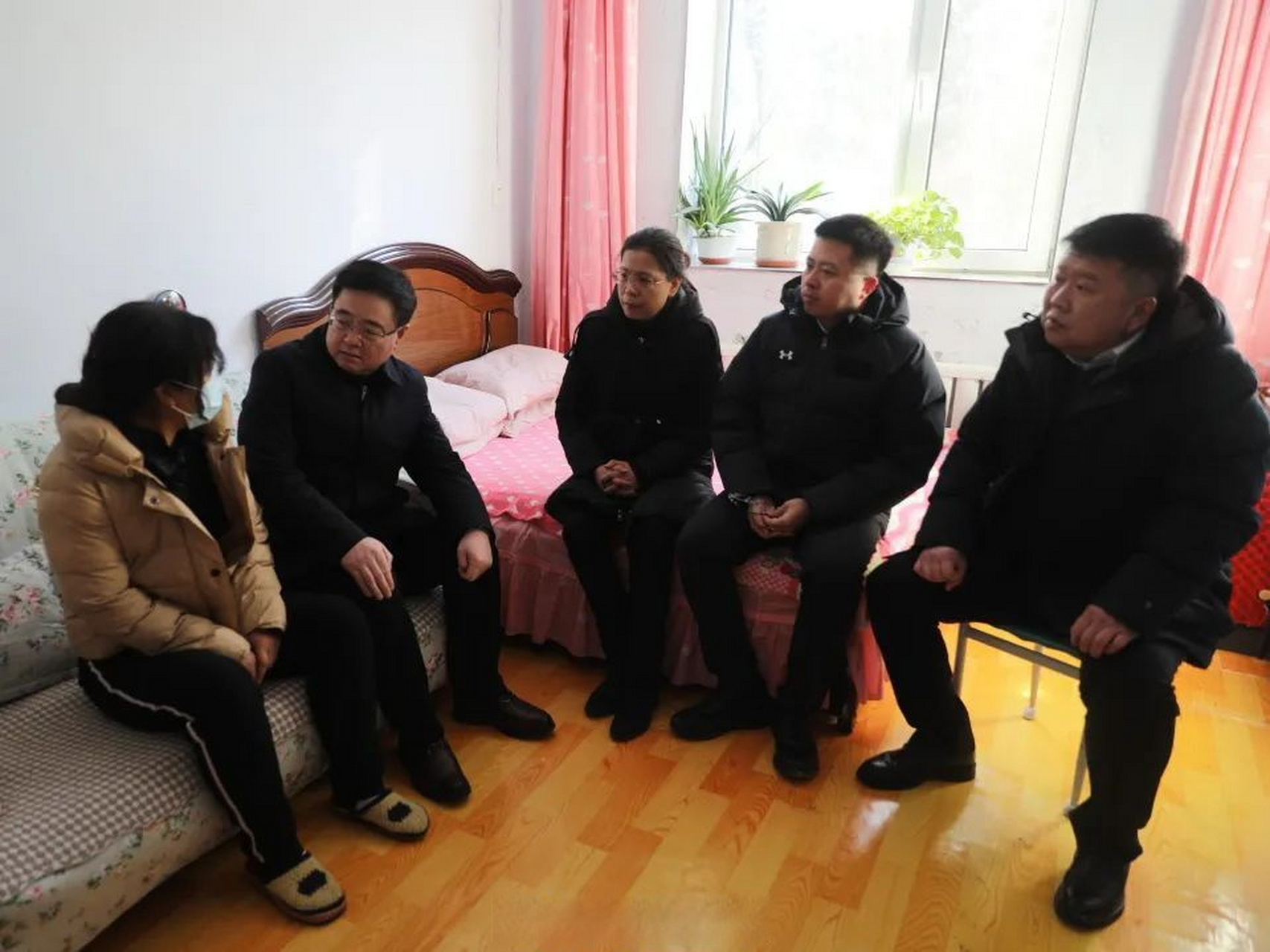 新春佳节将至,2月1日,白塔区人大常委会主任李东明,副主任刘娇强带领