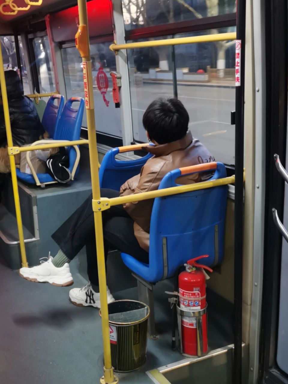 今天下班在公交车上遇到了一个帅哥!