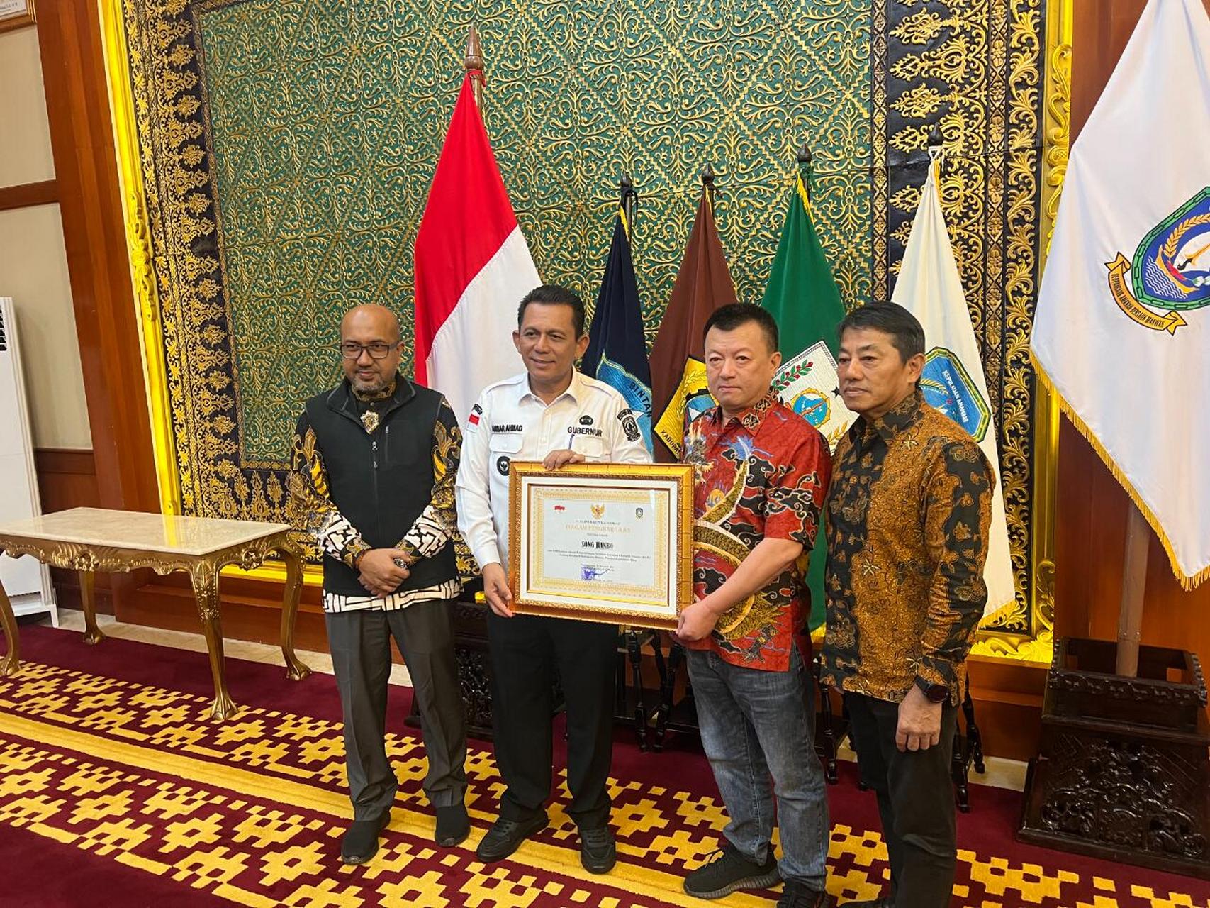 为表彰南山控股董事长宋建波先生对印尼廖内群岛省建设发展做出的卓越