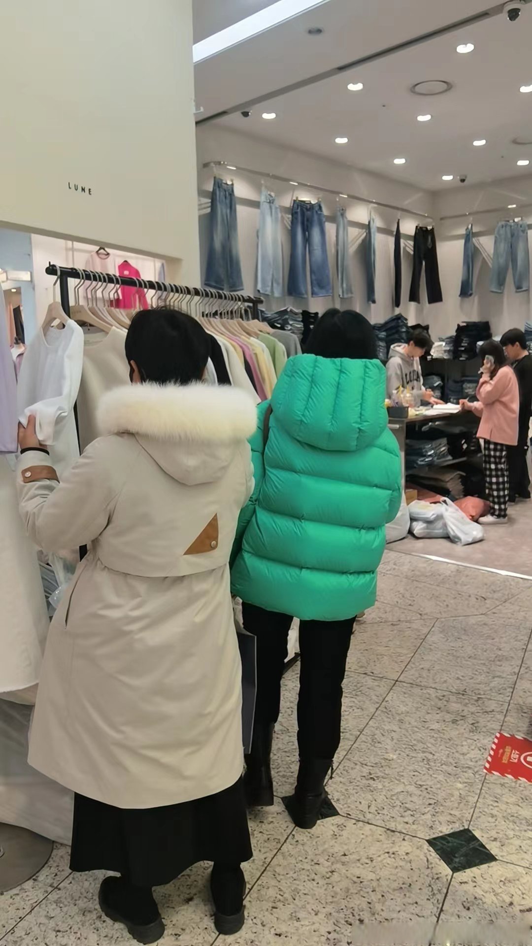 近日,浙江省服饰创意协会携手嘉兴市纺织服装服饰行业协会,与众多优秀