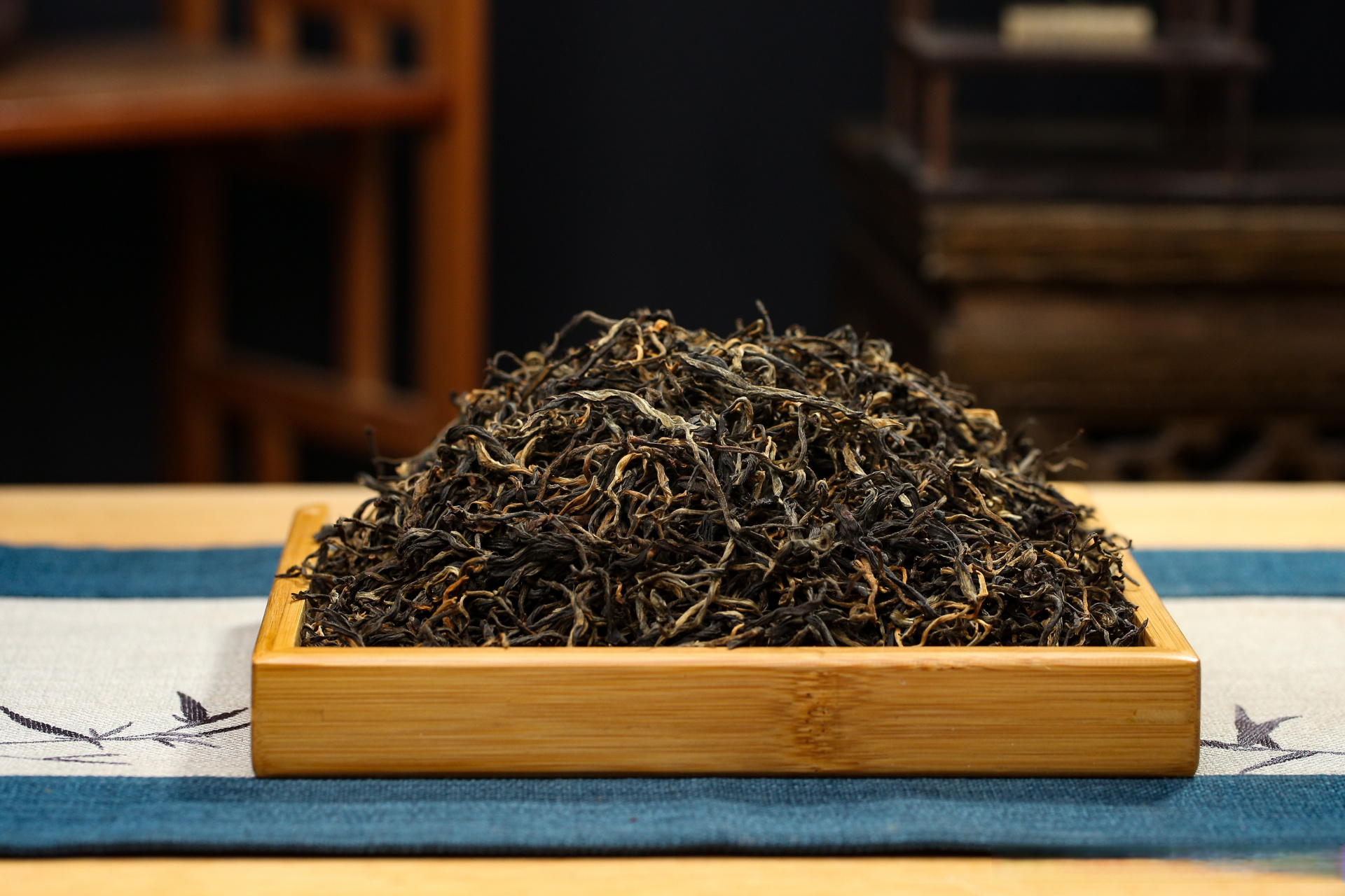 2023二级毛峰滇红入库大原料仓 外形肥硕曲美,条索紧结,色泽乌润 芽头