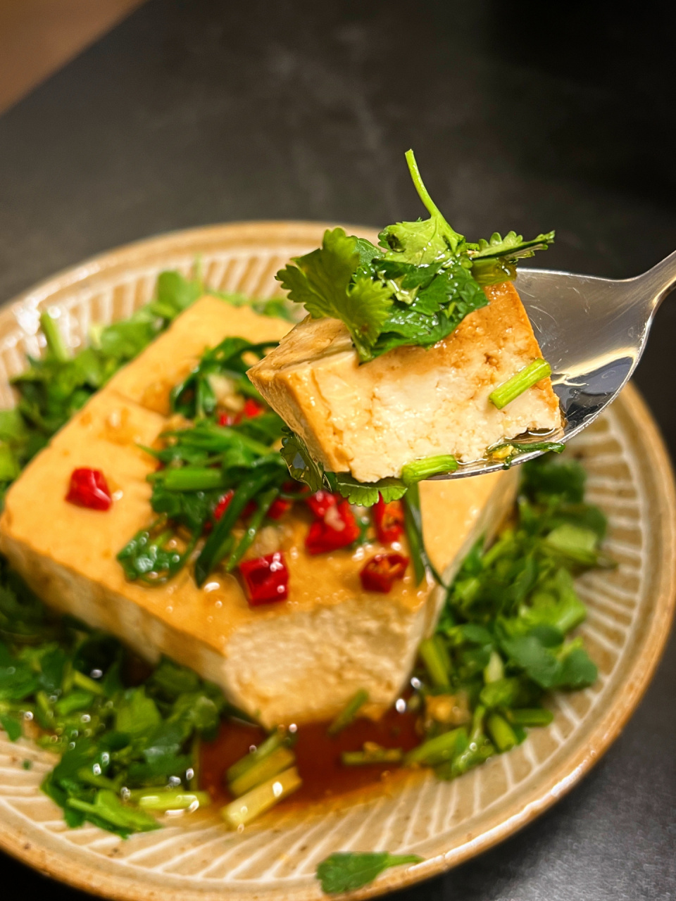 "老豆腐蘸酱油,天下美味之一" 于谦老师有一道热豆腐蘸酱油,被他称之