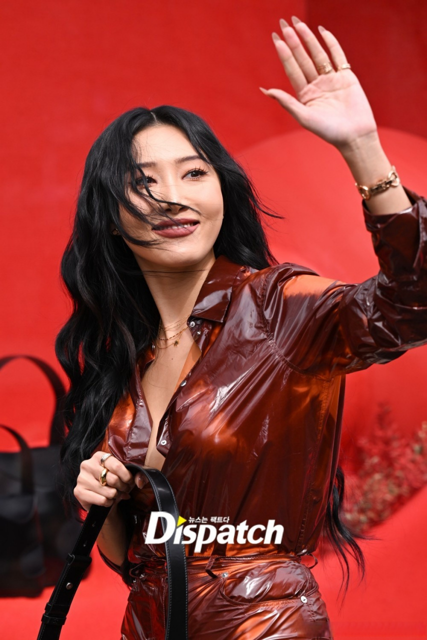 16日,#mamamoo# 成员华莎#安惠真# 出席某品牌在首尔举行的宣传活动.