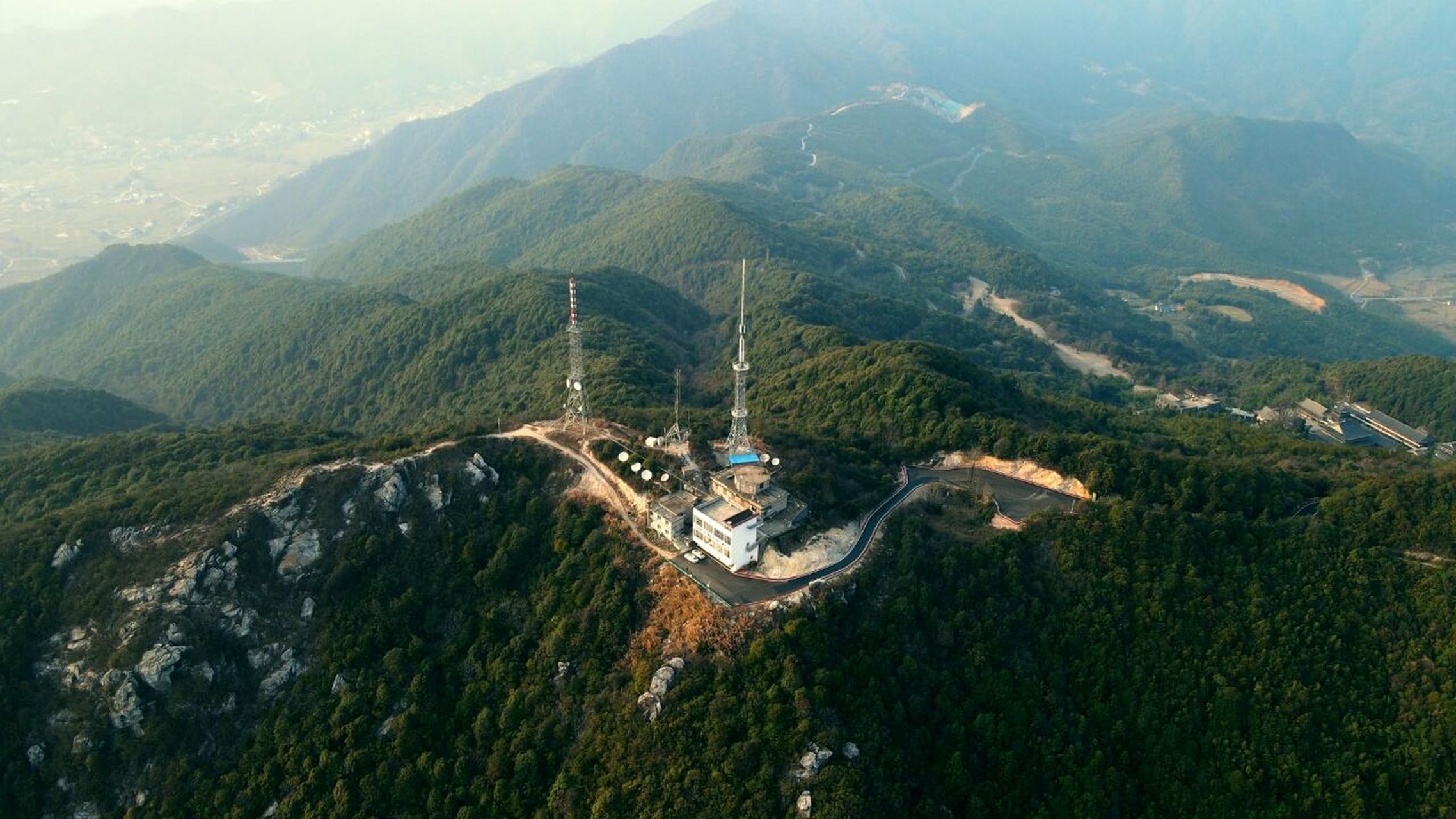 在宁都县城西20公里处,有一座海拔953米的山峰,如一朵含苞欲放的莲花