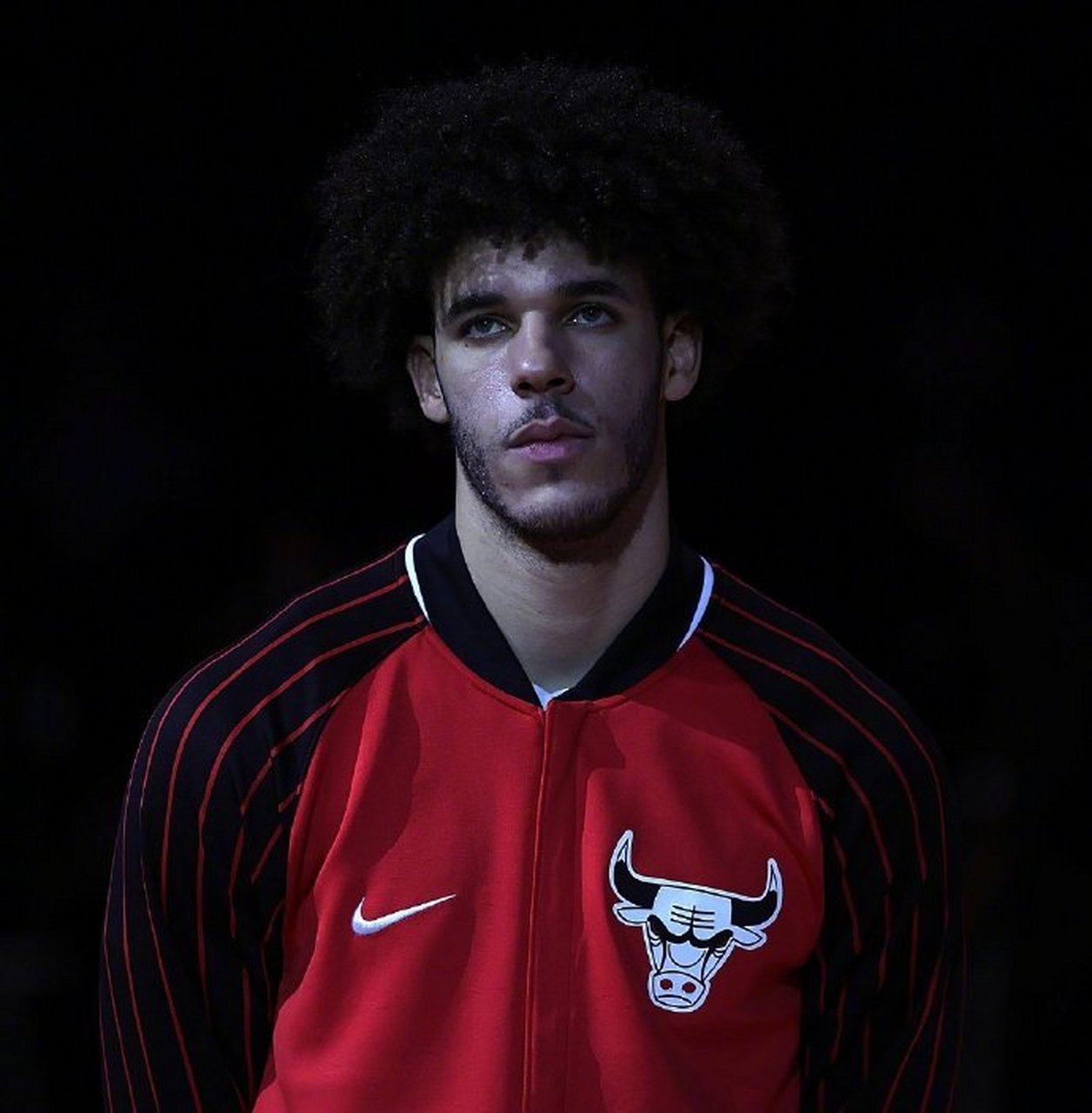 朗佐鲍尔将无限期休战#   公牛队官方宣布,朗佐·鲍尔将接受左膝软骨