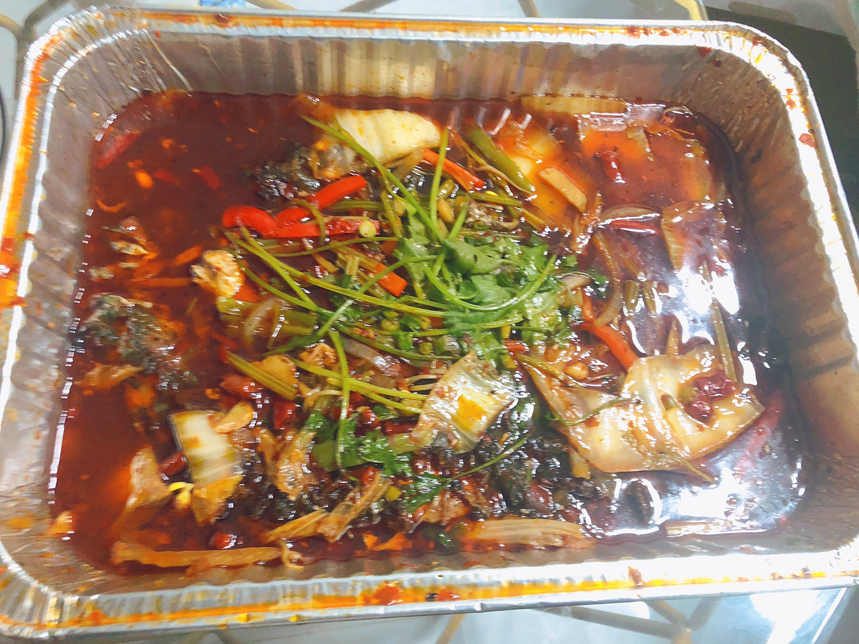 烤鱼外卖的锡纸盒子可以直接加热 之前没吃完的都装碗里,放冰箱,第二