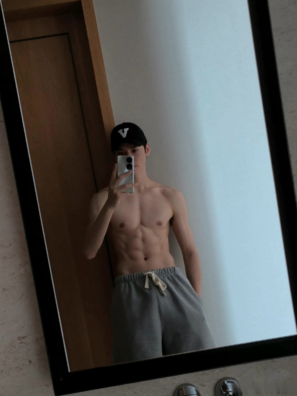 龚俊腹肌#龚俊旋腹肌四宫格,男艺人请卷起来好嘛?这身材太好了