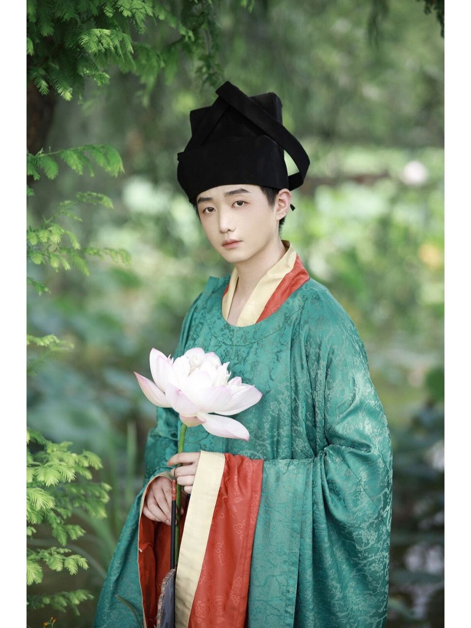 宋人雅趣—泛舟莲上 出镜:本人 摄影 #汉服# #宋制# #国风美少年