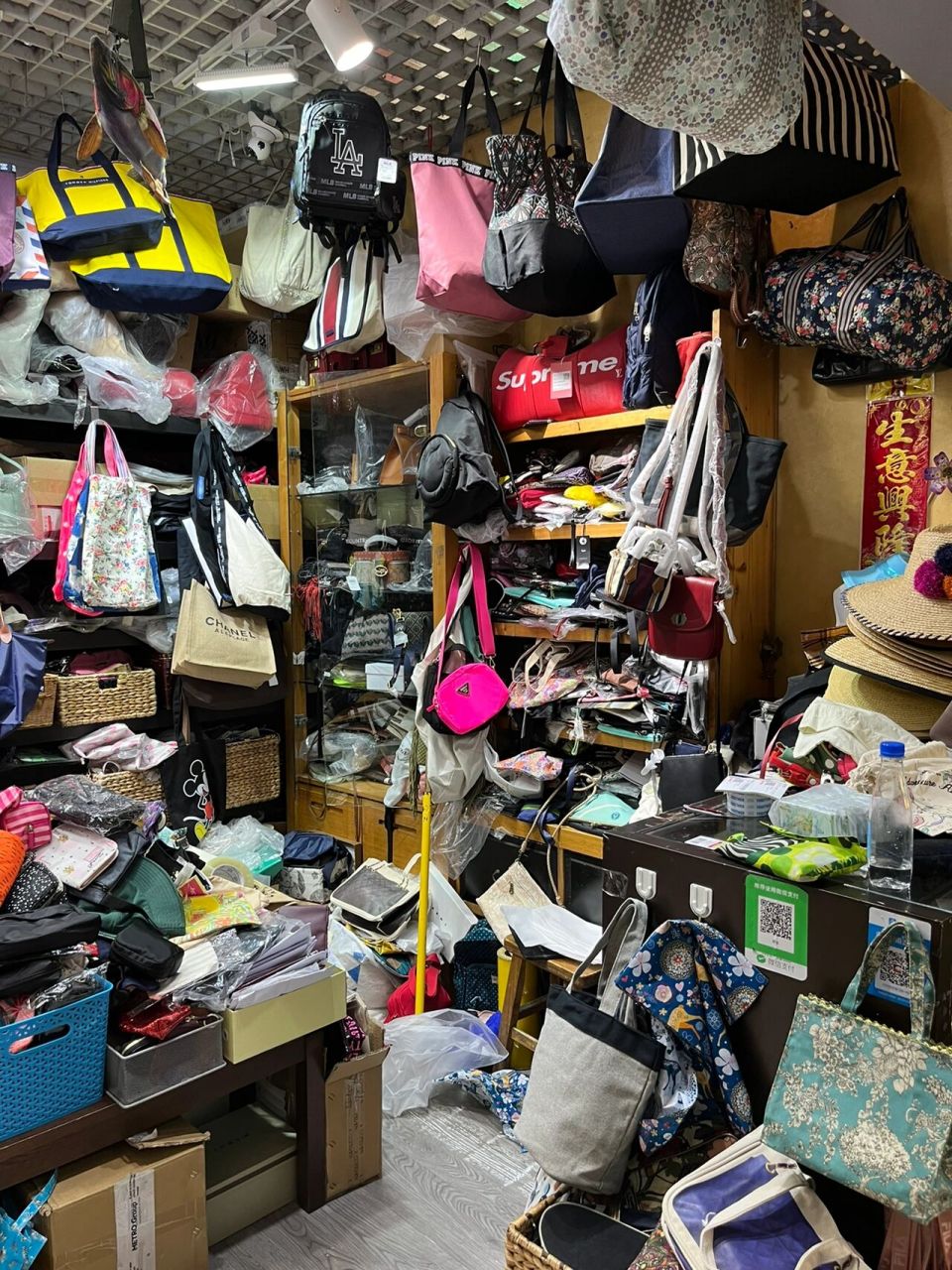 外贸服装批发市场外贸包包店   做了十多年的外贸包包店,每天听的最多