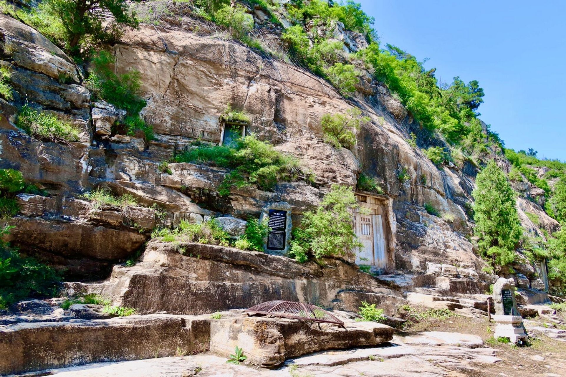 石经山在云居寺东二里处,又称芯题山,唐时名涿鹿山,俗称小西天.