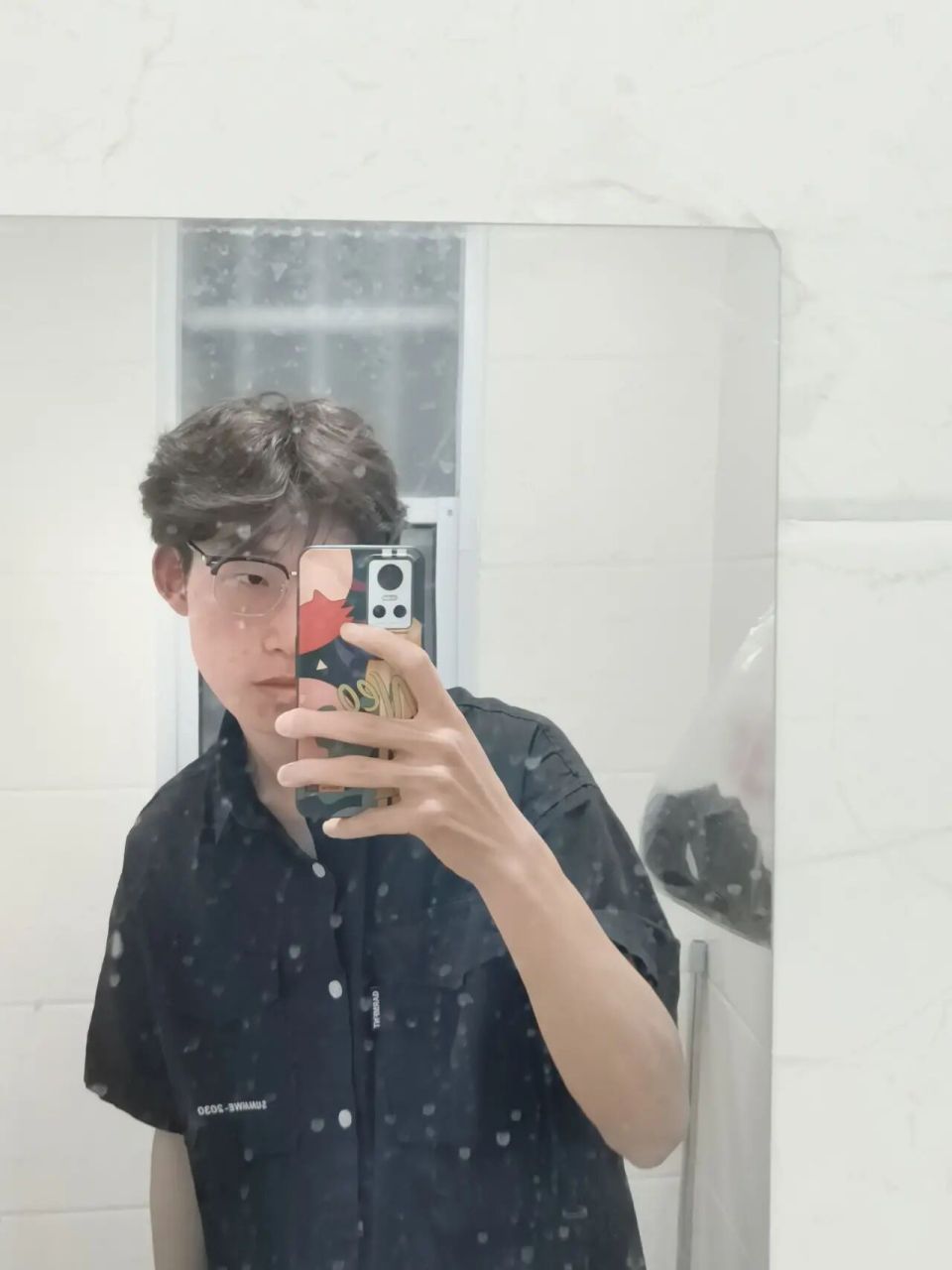 纹理烫一个月前后对比  上个月刚从理发店出来的时候看起来还不错,烫