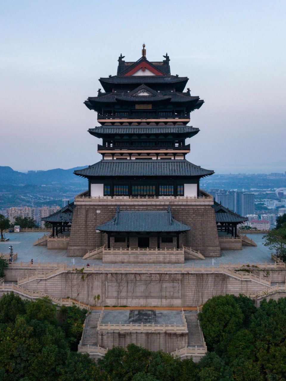 位于湖州市区西北方向的仁皇山,旧名凤凰山,主峰凤山的海拔在211米