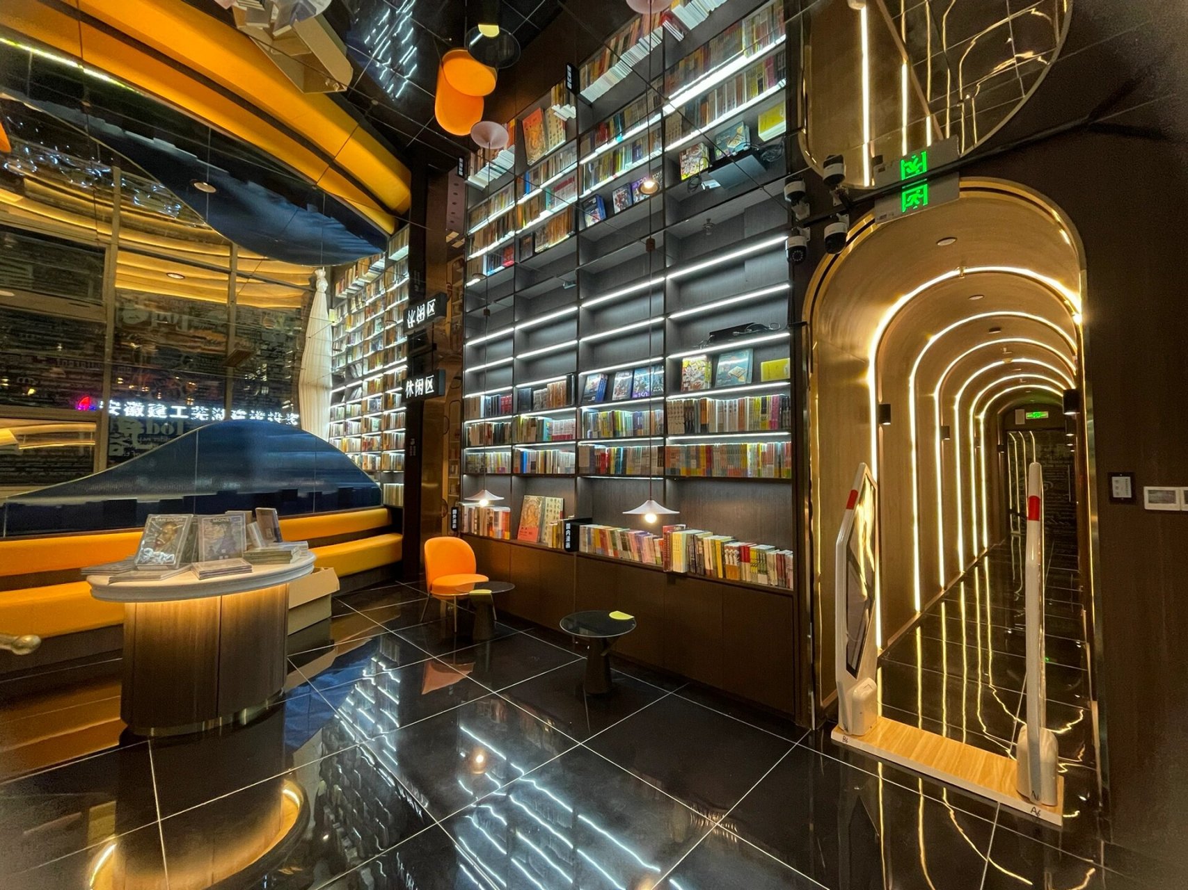 芜湖钟书阁 网红书店 99地址:皖江财富广场a1座102-202室