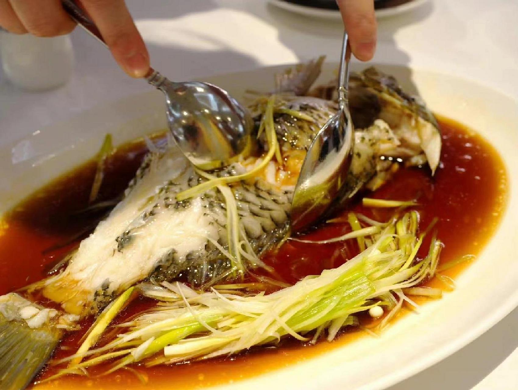 清蒸青衣鱼 一斤重的青衣鱼,蒸十一分钟,淋一层明